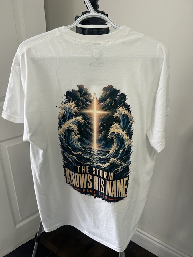 Camiseta blanca estampada por Serfe Studio con el diseño The storm knows his name